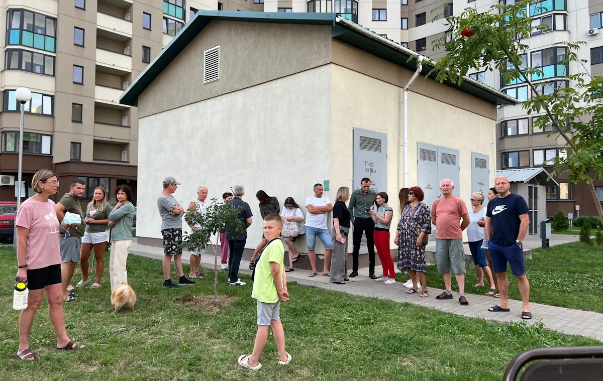 Жыхары дома на Курчатава, 22 на Дзевятоўцы, якія хочуць абараніць свой двор. Фота: s13.ru