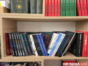 "У гэтую прафесію ідуць па прызванні, а не каб зарабіць". Як і навошта сусветную літаратуру перакладаюць на беларускую Беларускія кнігі - сярод іх бачны "Час пустазелля" Ганны Янкуты