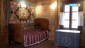 Падвалы брыгіцкага касцёла перарабілі ў музей і месца сустрэч для моладзі Экспазіцыя ў музеі "Старая хатка" ў гродзенскім лямусе. Скрыншоты Hrodna.life з відэа канала "Гродна Плюс"
