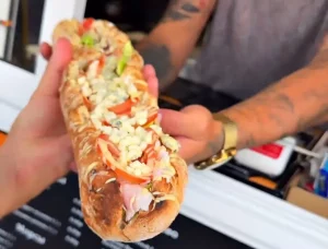 Дзе ў Гродне пакаштаваць самы вялікі (па версіі аўтараў) хот-дог амаль з кілаграм вагой Самы вялікі хот-дог у Гродне.