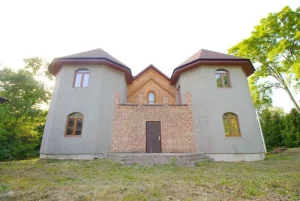 У Скідзелі прадаюць “замак”, перабудаваны з былога дома ксяндза Дом-замак у Скідзелі. Фота: wikidom.by