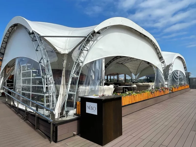 «Мне сорамна чалавека прывесці сюды». Блогерка з Расіі прыйшла ў кафэ на даху гродзенскага ЦУМа і выклікала хвалю гнеўных водгукаў Кафэ "Неба" на даху ЦУМа ў Гродне.