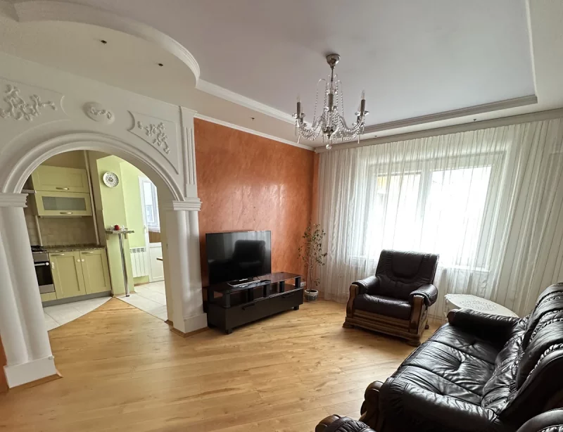 Нерухомасць тыдня: трошка з аб'ёмным дызайнам на Дзевятоўцы Кватэра ў доме на Брыкеля ў Гродне - рамонт з калонамі, аркамі і нішамі