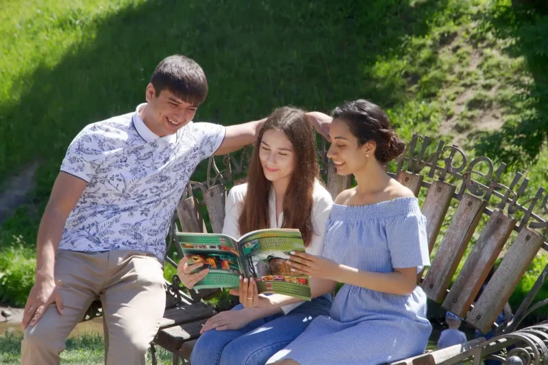 Беларуская папулярней за рускую, а замест амерыканцаў - кітайцы. Што змянілася ў летніх моўных школах у Гродне Студэнты моўных школаў ГрДУ. Фота: facebook.com/rls.grsu.by