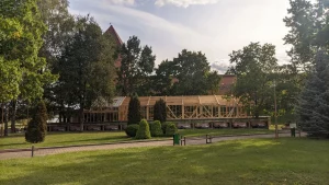 Каля сцен Лідскага замку ўзводзяць рэстаран беларускай кухні  Каркас будучага рэстарану каля Лідскага замка. Фота: s13.ru
