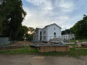 З сядзібы Пуслоўскіх у Слоніме зніклі скульптуры львоў: што адбываецца?  Будпляцоўка, што з'явілася на тэрыторыі сядзібы Пуслоўскіх у Слоніме ў жніўні. Фота: gs.by