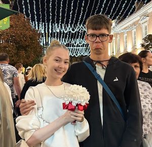 "Прымяраю яго прозвішча ў пашпарце". Знайшлі дзяўчыну, чый хлопец злавіў букет нявесты на Дзень горада ў Гродне Хлопец злавіў букет нявесты ў Дзень горада. Фота з акаўнта дзяўчыны