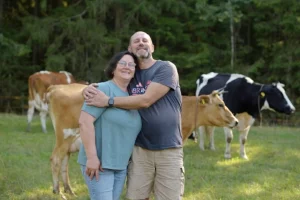 "Даіла казу і плакала". Былая дырэктарка “Кронан Парк Гатэль” пра тое, як прагарэў яе бізнес і што дапамагло зноў стаць на ногі Надзея і Алег Шатровы разам з іх гаспадаркай. Фота: Смартпрэс