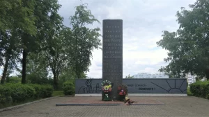 Маленькая вуліца з вялікай гісторыяй - рэпартаж з 1 Мая, дзе двары патанаюць у колерах, але не хапае цішыні і вады Шталаг 324.