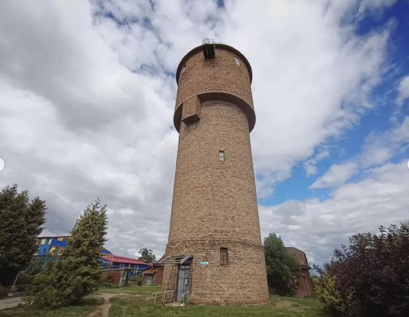 У Гродзенскай вобласці заняліся старымі воданапорнымі вежамі: у Мастах у такой зробяць хостэл, а ў Навагрудку - бар старая воданапорная вежа ў Навагрудку, дзе хочуць адкрыць бар