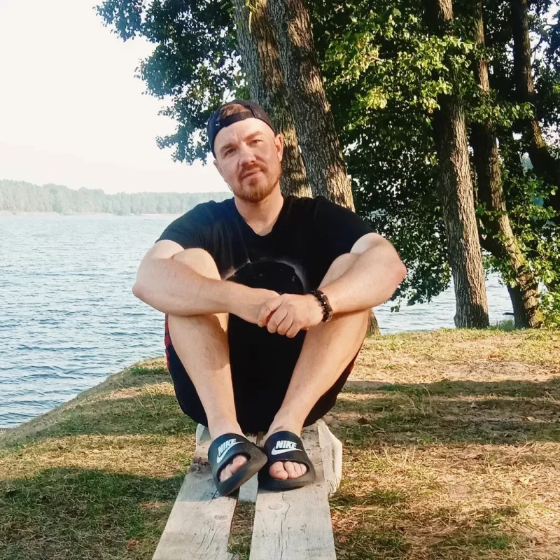 Блогер Vadimati пасля вызвалення знайшоў працу на рынку "Карона". Улады прапаноўвалі яму "гауно вазіць" Блогер Vadimati. Фота: героя