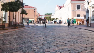 Гродзенка паскардзілася ў "102" на вулічнага музыканта Вуліца Савецкая ў Гродне. Фота: iStock
