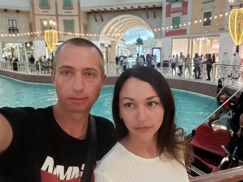 Беларусы знайшлі спосаб эканомна адпачыць у Катары: харчаваліся хуткасупамі і «Ролтанам», якія ўзялі з сабой Віталь і Таццяна з Ліды бюджэтна адпачылі ў Катары. Фота з архіву герояў