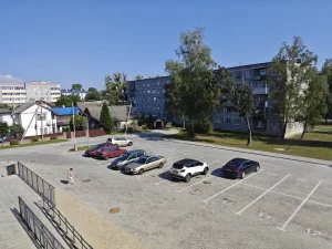 Улады Гродна адказалі на скаргу наконт платных парковак: усё законна, змен не будзе Закрытая паркоўка каля дома на Савецкіх Пагранічнікаў - месцы на ёй платныя. Фота: s13.ru