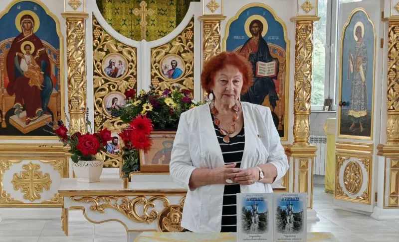 «Гродзенскія анёлы» спусціліся з нябёсаў на могілкі. Там прайшла прэзентацыя кнігі Святланы Несцярэнкі Святлана Несцярэнка ў Марфінскай царкве на праваслаўных могілках у Гродне падчас прэзентацыі кнігі "Гродненские ангелы"