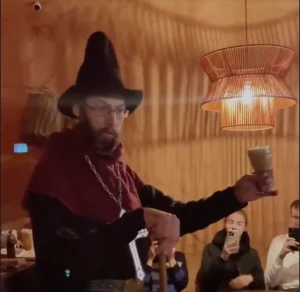 Прэзентацыя новай кавы святога Губерта ў кавярні "Джэзва". Скрыншот Hrodna.life з Instagram Міхаіла Нарынкевіча