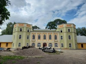 Палац XVIII ст. у цэнтры Гродна расфарбавалі ў розныя колеры. Што не так? Медыцынская акадэмія ў Гродне, 2024 год