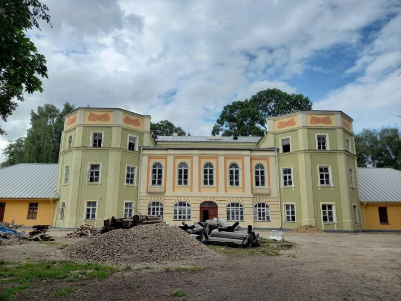 Палац XVIII ст. у цэнтры Гродна расфарбавалі ў розныя колеры. Што не так? Медыцынская акадэмія ў Гродне, 2024 год