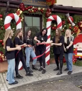 Калядная крама блогеркі jennie.t зноў адкрыецца ў Гродне  Адкрыццё каляднай зоны ў краме Яўгеніі ў 2023 годзе. Скрыншот Hrodna.life з Instagram крамы jennie.t