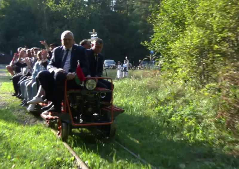 Адкрыццё абноўленага маршруту вузкакалейкі ў Азёрах. Скрыншот Hrodna.life рэпартажу ТРК "Гродна"