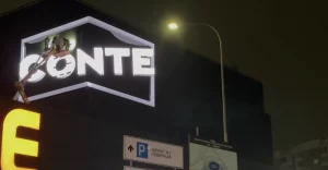 У Гродне з’явіўся першы 3D-экран — яго размясцілі на фасадзе Triniti  Устаноўка 3D-экрану на фасадзе Triniti. Скрыншот Hrodna.life з відэа YouTube "Вячэрні Гродна"