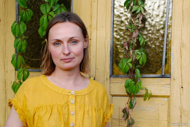 “Планую паўтарыць гербарый Элізы Ажэшкі". Гродзенка 20 гадоў працавала ветлекарам, а цяпер пляце вянкі на заказ Ганна Таркоўская ў яе сядзібе пад Гроднам. Тут жанчына пляце вянкі і спрабуе паўтарыць гербарый Элізы Ажэшкі. Фота: Onliner.by