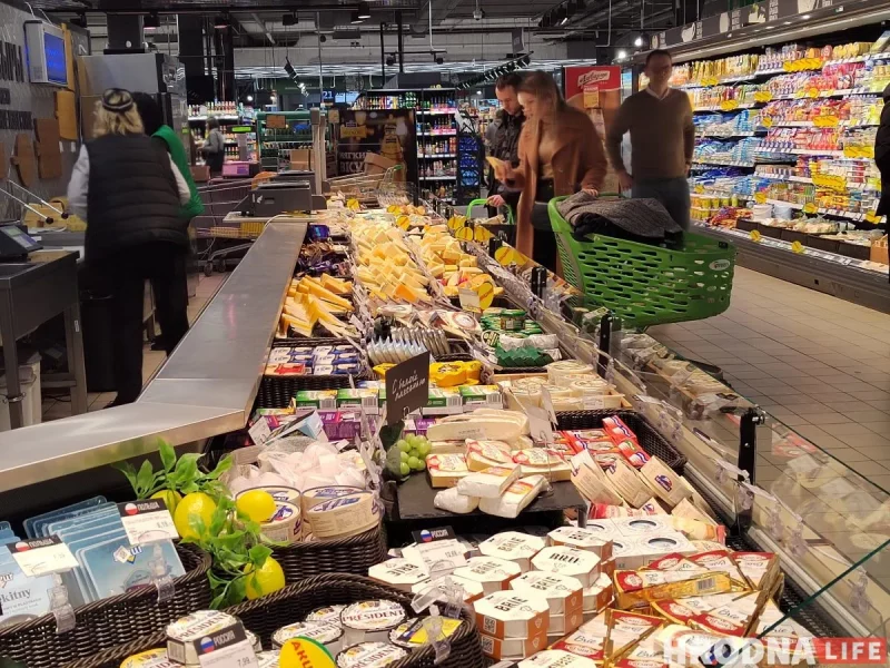 "Нармальны быў гастраном - цяпер там прадаюць шпалеры". Ці хапае крамаў у цэнтры Гродна? Прадукты ў гродзенскай краме. Ілюстрацыйнае фота Hrodna.life