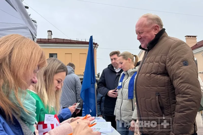 У Гродне збіраюць подпісы за кандыдатаў на выбары прэзідэнта. Дзе і што забаронена? Пікет каля Маладзёжнага цэнтра "Гродна".