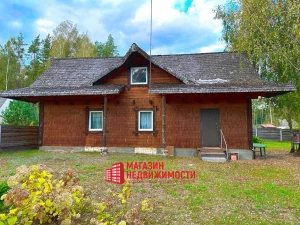 Нерухомасць тыдня: у Гродне прадаюць кватэру з пастаральным інтэр'ерам Хутар у вёсцы Загорнікі пад Гроднам. Драўляны дом з саламяным дахам, акружаны дрэвамі і травяністым дваром.
