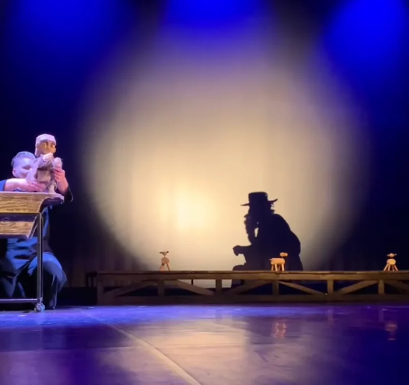 Цені і беларуская мова. У Гродзенскім тэатры лялек паставілі новы спектакль для дарослых Эпізод спектакля "Сымон-музыка" ў Гродзенскім тэатры лялек