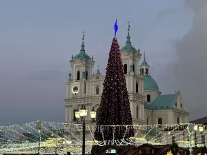Два «Запарожцы», ГАЗ і тралейбус: якія рэтрамашыны ўпрыгожваюць Гродна ў зімовыя святы Навагоднія ўпрыгожанні ў Гродне. Фота: "Туси в Гродно"