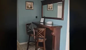 "Я Маргарыта, тут недзе кот Бегемот мусіць бегаць". Турыстка ўразілася аўтэнтычнай кватэрай у цэнтры Гродна Інтэр'ер кватэры. Скрыншот Hrodna.life