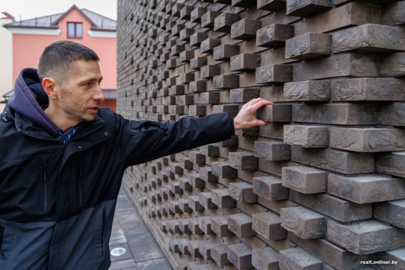 "Гэта не гродзенская архітэктура". Архітэктар будынка на Вялікай Траецкай расказаў, як “праштурхнуў” сучасную пабудову на гістарычнай вуліцы Архітэктар будынка на Вялікай Траецкай, 25 Віктар Варабей. Фота: Onliner.by