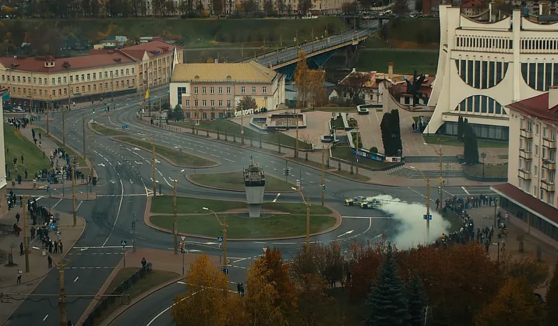 «Самая крутая прэзентацыя краіны» і «асфальт упаскудзілі». З'явілася відэа пра дрыфт, дзеля якога перакрывалі рух у цэнтры Гродна Дрыфт у цэнтры Гродна