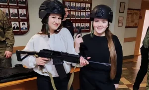 Як замежныя студэнты ў Гродне парушаюць закон: бягуць у ЕС, працуюць без рэгістрацыі, ездяць “зайцам” Навучэнцы сярэдняй школы №3 у РУУС Кастрычніцкага раёна. Фота: СШ №3
