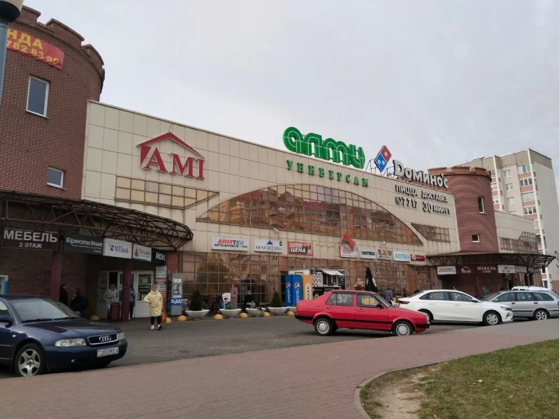 «Горш, чым у хляве». Гродзенец паскардзіўся на бруд у гандлёвым цэнтры на Дзевятоўцы