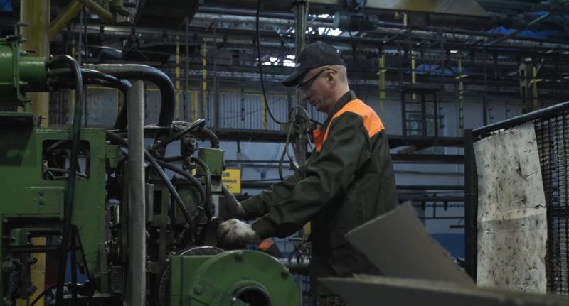 У цэху "Белкард". Скрыншот Hrodna.life з фільма, прысвечанага 70-годдзю ААТ "Белкард"