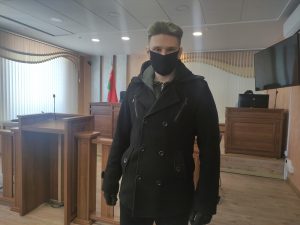 У Гродне затрымалі хлопца, які 4 гады хаваўся ад прысуду. Ён зламаў руку сілавіку Мікіта Самарын у Гродзенскім абласным судзе 23 сакавіка 2021 года. Фота: Алена Кавальчук