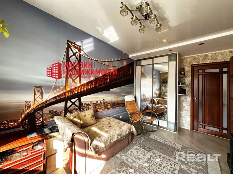 Нерухомасць тыдня: у цэнтры Гродна прадаюць кватэру з мостам з Сан-Францыска ва ўсю сцяну Кватэра на зав. Парахавым, 3 у Гродне. Крыніца: realt.by