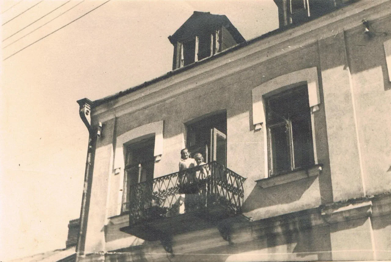 Крысціна з сястрой Данусяй у Гродне, 1945 год. Фота з архіву гераіні