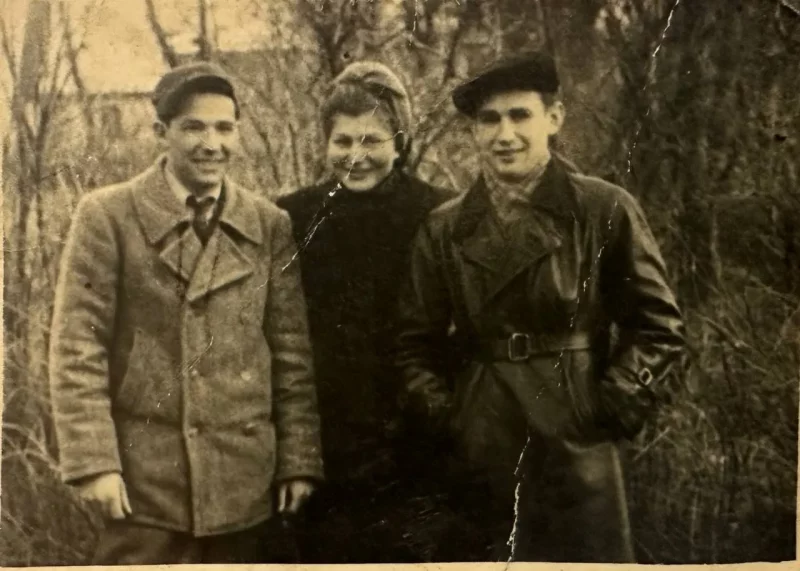 Камілія з сябрамі ў Гродне. 1946 г. Фота з архіва Каміліі