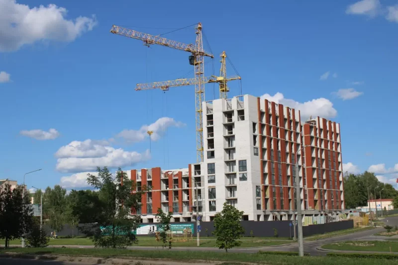 У Гродзенскай вобласці пабудавалі больш жылля, чым збіраліся. Сёлета план зменшылі Будаўніцтва ЖК "Мір" у Гродне на вуліцы Магістральнай. Жнівень 2024