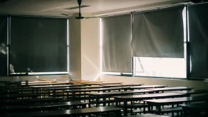 Парэзалі сукенку, кідалі пірожныя. Улады хочуць змагацца з булінгам, а настаўнікі яго не заўважаюць здзекі ў школах