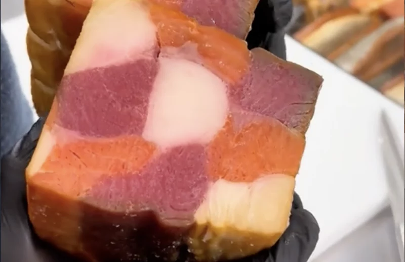 У Triniti з'явілася крама морапрадуктаў, дзе прадаюць «шахматныя» рулеты з рыбы