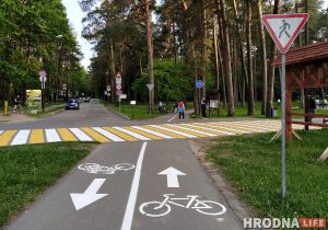 "Стаміўся пераскокваць сабачак і дзетак". Веласіпедысты не могуць дамовіцца з пешаходамі ў Пышках "Стаміўся пераскокваць сабачак і дзетак". Веласіпедысты не могуць дамовіцца з пешаходамі ў Пышках