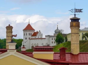 Над гродзенскім піўзаводам устанавілі флюгер з сімвалічнай датай. Яго аўтар - знакаміты каваль Над гродзенскім піўзаводам устанавілі флюгер з сімвалічнай датай. Яго аўтар - знакаміты каваль