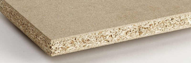 На что обратить внимание при выборе материалов для шкафа-купе в прихожую (ДСП, МДФ, натуральное дерево)?