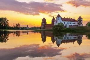 У чэрвені ў Гродне і Гродзенскай вобласці пройдуць бясплатныя экскурсіі. Выбралі найцікавейшыя Мірскі замак