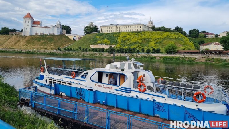 Пакатацца на цеплаходзе і зірнуць на горад пад новым ракурсам: у Гродне праводзяць штотыднёвыя экскурсіі