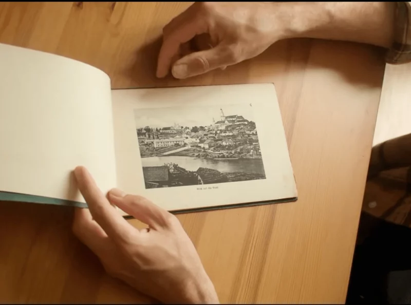 Гродзенец купіў альбом з фатаграфіямі горада, якім споўнілася сто гадоў Гродзенец купіў альбом з фатаграфіямі горада, якім споўнілася сто гадоў